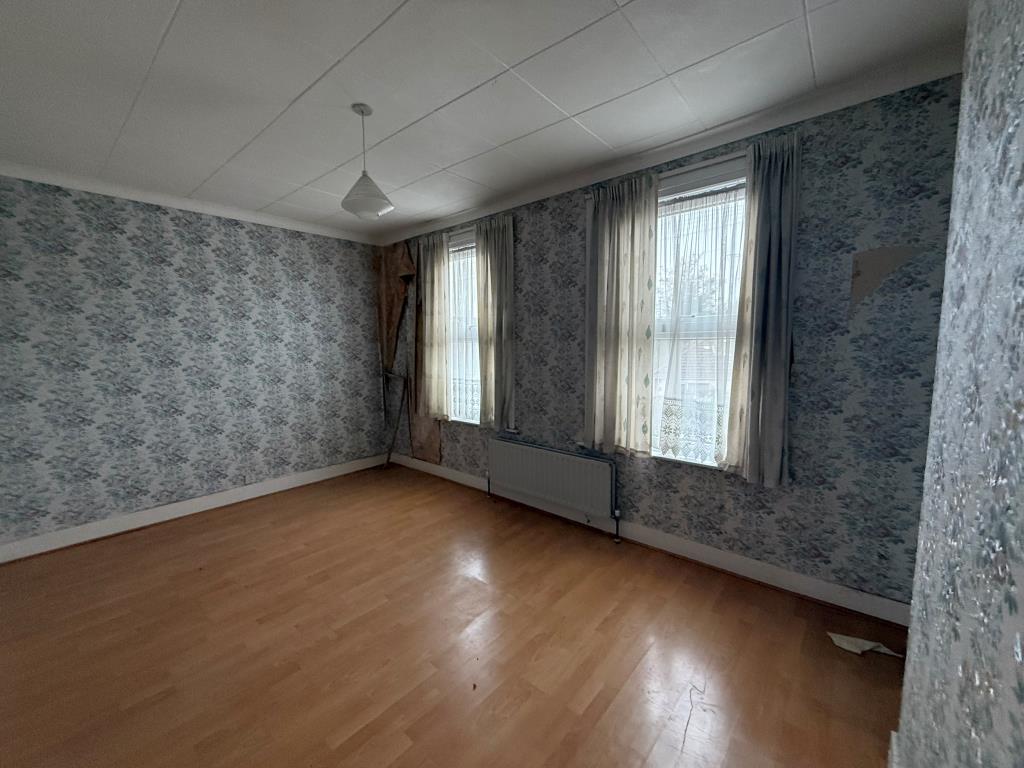 Lot: 154 - TWO-BEDROOM END-TERRACE HOUSE FOR IMPROVEMENT - Wallpapered bedroom with two windows